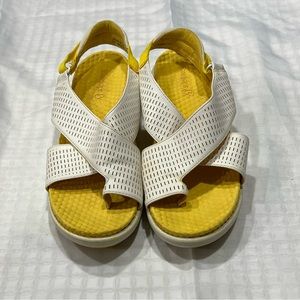 Baretraps geranium brand cool offwhite sandal